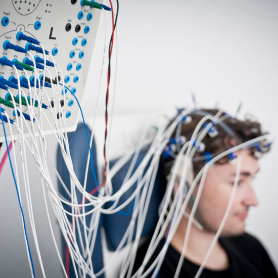 20210628_neuropraxis_dsc01201-EEG-quer